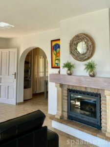 La Villa Lara à Moraira dispose d’un séjour lumineux et chaleureux avec des éléments authentiques.