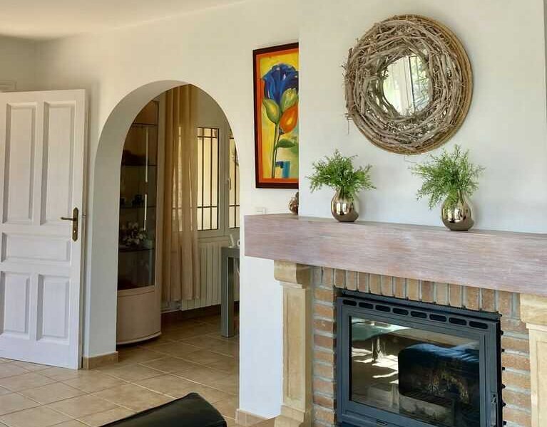 La Villa Lara à Moraira dispose d’un séjour lumineux et chaleureux avec des éléments authentiques.