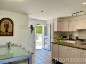 Logement de vacances avec salle à manger à Moraira