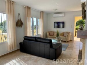 La Villa Lara à Moraira dispose d’un salon spacieux et lumineux équipé de la climatisation.