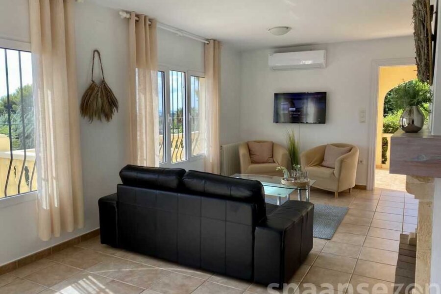 La Villa Lara à Moraira dispose d’un salon spacieux et lumineux équipé de la climatisation.