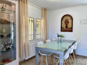 Logement de vacances avec salle à manger à Moraira