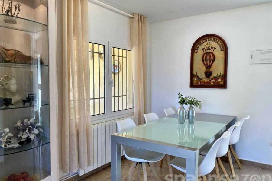 Logement de vacances avec salle à manger à Moraira