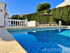 Logement de vacances avec piscine privée et chaises longues autour