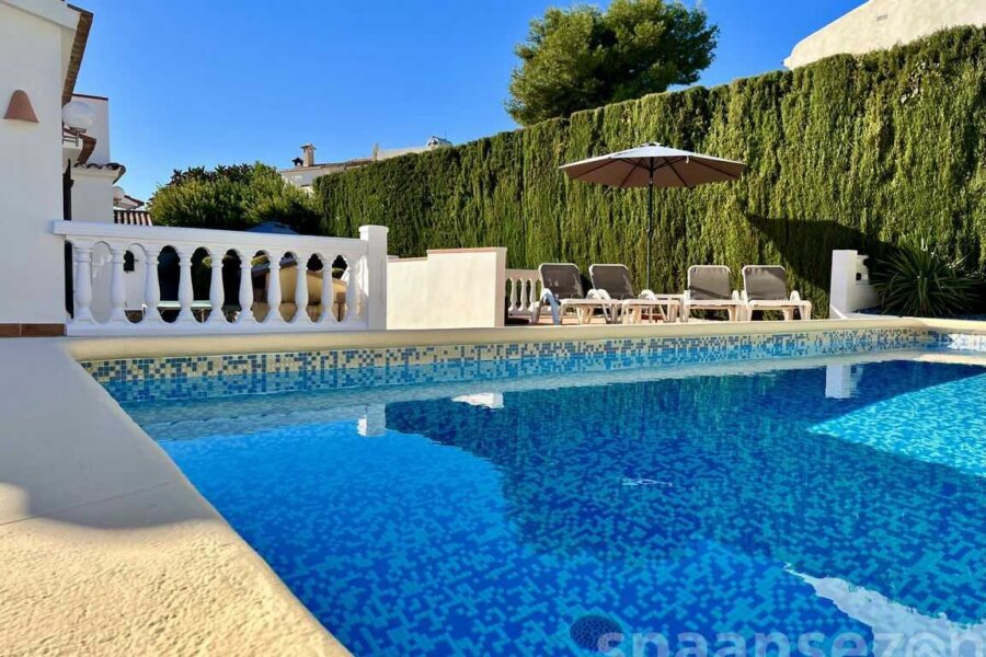 Logement de vacances avec piscine privée et chaises longues autour