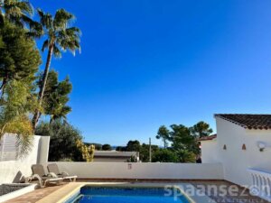 Logement de vacances avec piscine privée et chaises longues autour
