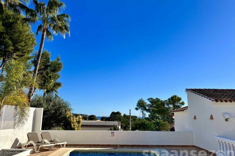 Logement de vacances avec piscine privée et chaises longues autour