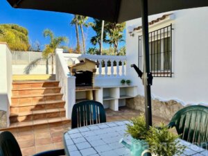 La Villa Lara à Moraira possède dans le jardin un barbecue fixe avec une table à manger et 6 chaises.