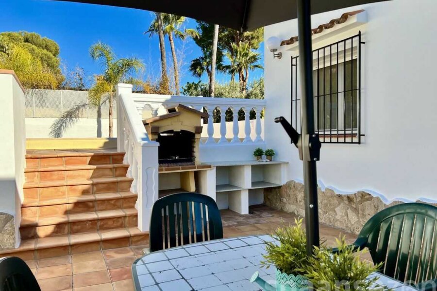 La Villa Lara à Moraira possède dans le jardin un barbecue fixe avec une table à manger et 6 chaises.