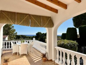 Logement de vacances avec plusieurs terrasses et vue sur la mer
