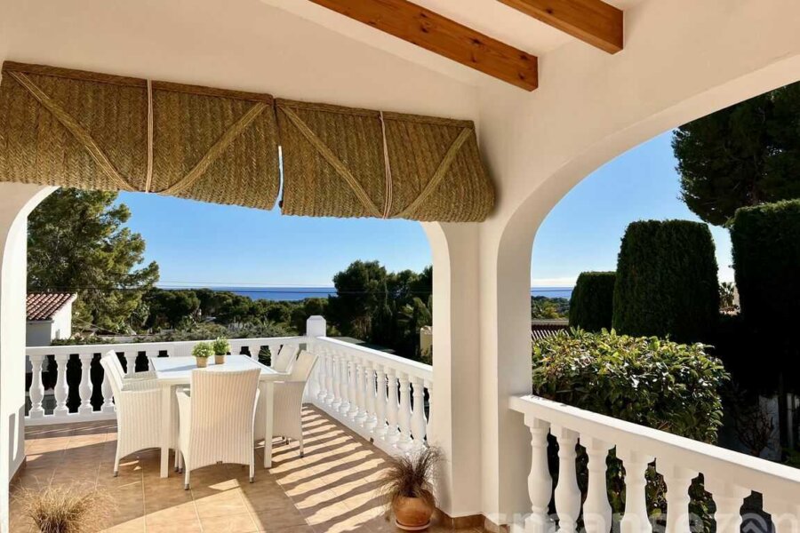 Logement de vacances avec plusieurs terrasses et vue sur la mer