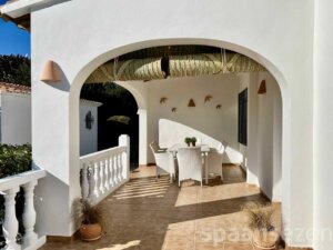 Logement de vacances avec plusieurs terrasses et vue sur la mer