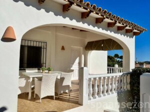 La Villa Lara à Moraira dispose d’une terrasse couverte offrant une magnifique vue sur la mer