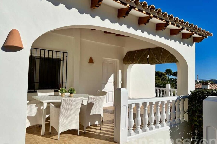 La Villa Lara à Moraira dispose d’une terrasse couverte offrant une magnifique vue sur la mer