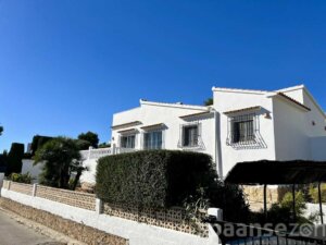 La Villa Lara à Moraira peut accueillir 6 personnes et se situe dans un quartier calme.