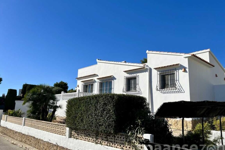 La Villa Lara à Moraira peut accueillir 6 personnes et se situe dans un quartier calme.