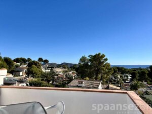 Logement de vacances avec plusieurs terrasses et vue sur la mer