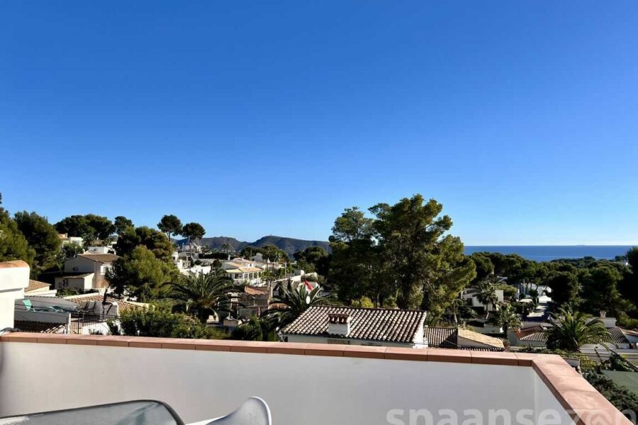 Logement de vacances avec plusieurs terrasses et vue sur la mer
