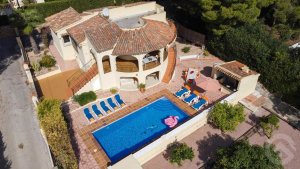 Villa de vacance est une grande maison de vacances à Moraira vue des airs