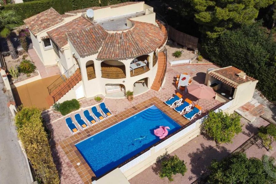 Villa de vacance est une grande maison de vacances à Moraira vue des airs