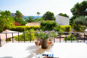 Villa de vacance avec terrasse couverte et fantastique vue panoramique sur la mer à Moraira