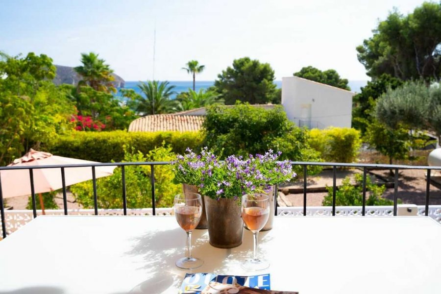 Villa de vacance avec terrasse couverte et fantastique vue panoramique sur la mer à Moraira