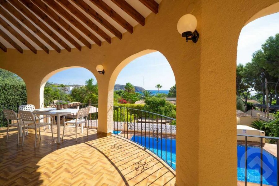 Villa de vacance avec terrasse couverte et fantastique vue panoramique sur la mer à Moraira
