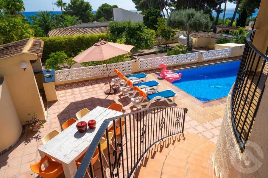 Villa de vacance avec un grand jardin et piscine privée à Moraira