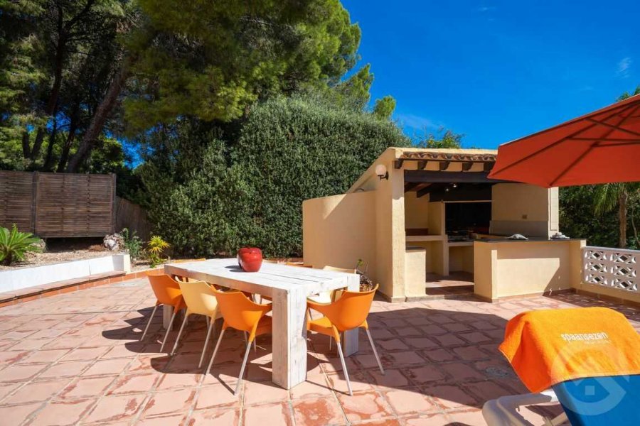 Villa de vacance avec longue table à manger dans le jardin privé à Moraira