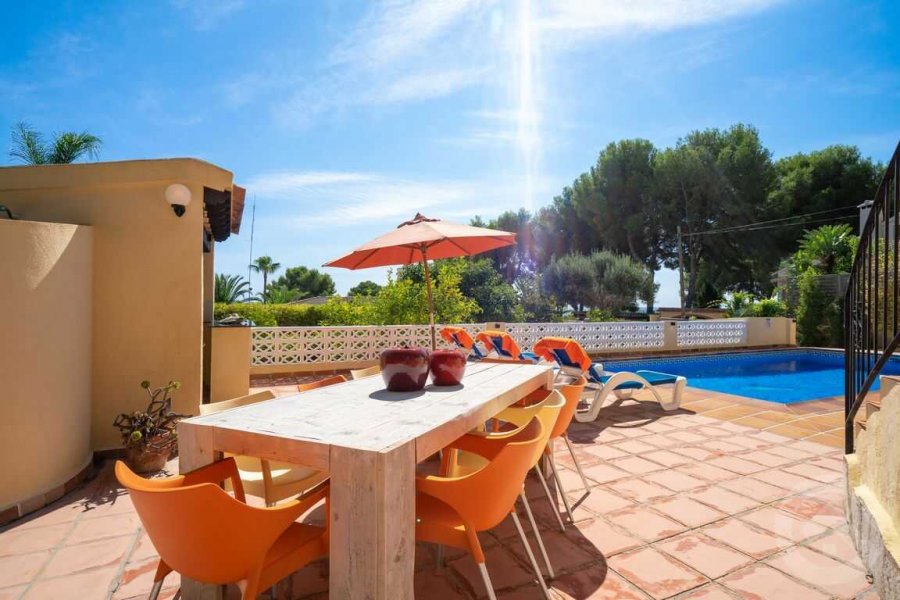 Villa de vacance avec barbecue et une longue table à manger dans le jardin à Moraira