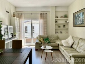 Le spacieux salon lumineux de Monica est équipé de tout le confort moderne.