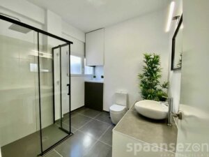 L’appartement Monica dispose d’une salle de bain moderne avec douche à l’italienne et lave-linge.
