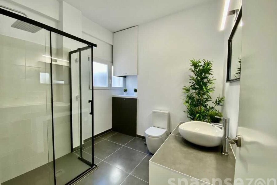 L’appartement Monica dispose d’une salle de bain moderne avec douche à l’italienne et lave-linge.