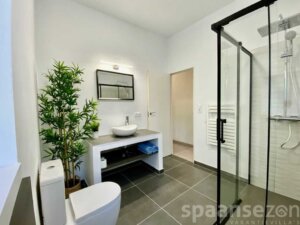 L’appartement Monica dispose d’une salle de bain moderne avec douche à l’italienne et lave-linge.