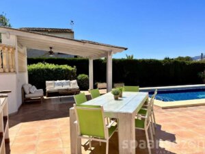 La Villa Maia à Moraira dispose, près du barbecue, d’une grande table à manger avec vue sur la piscine privée.