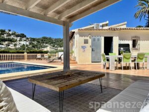 louer villa avec coin salon avec de belles vues à Moraira