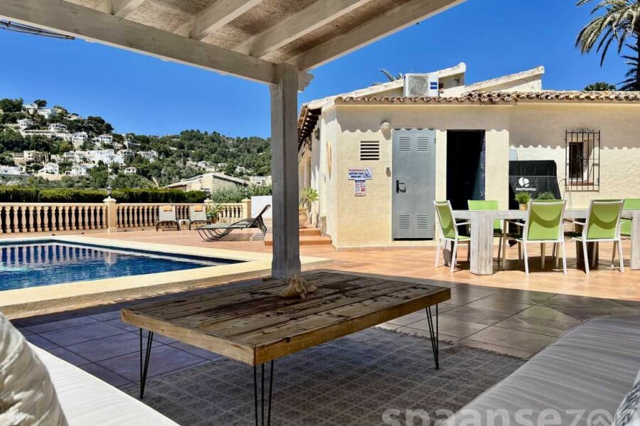 louer villa avec coin salon avec de belles vues à Moraira