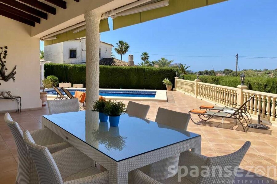 louer villa avec coin salon avec de belles vues à Moraira
