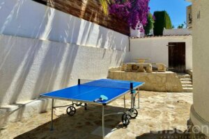 La Villa Maia à Moraira dispose d’une table de ping-pong dans le jardin.