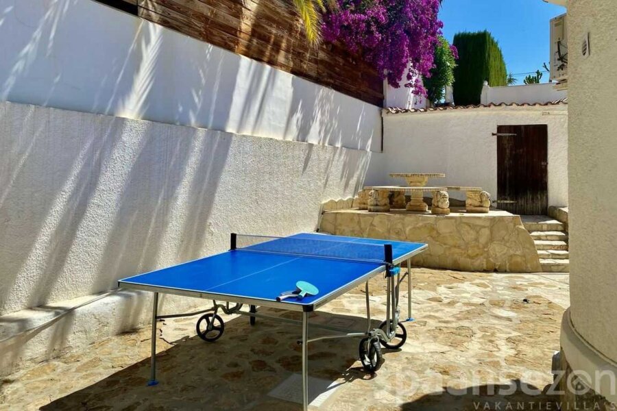 La Villa Maia à Moraira dispose d’une table de ping-pong dans le jardin.