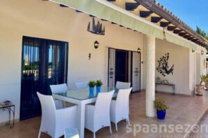 louer villa avec terrasse couverte avec vue sur la piscine à Moraira