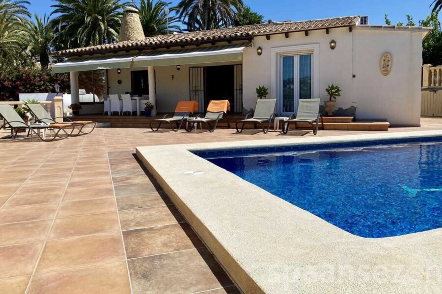 louer villa avec grand jardin et piscine privée à Moraira