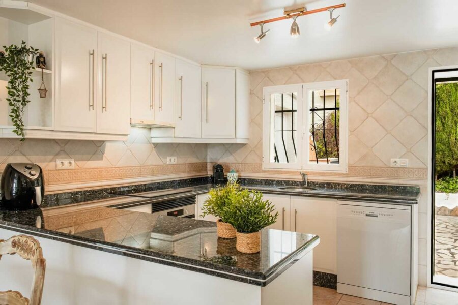 Villa de vacances Naranja a une cuisine lumineuse ouverte avec inventaire complet