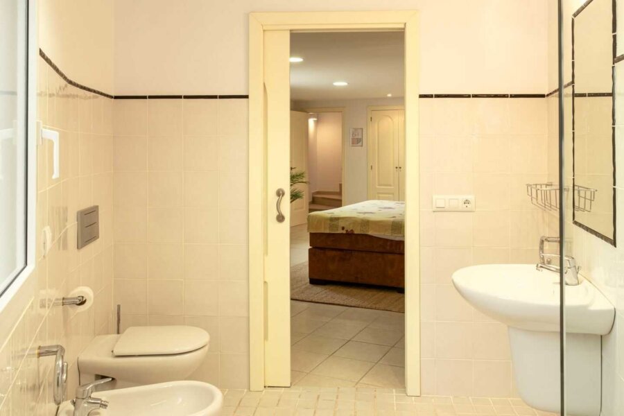 Salle de bain de la Casa Naranja à Moraira avec douche, lavabo et toilettes