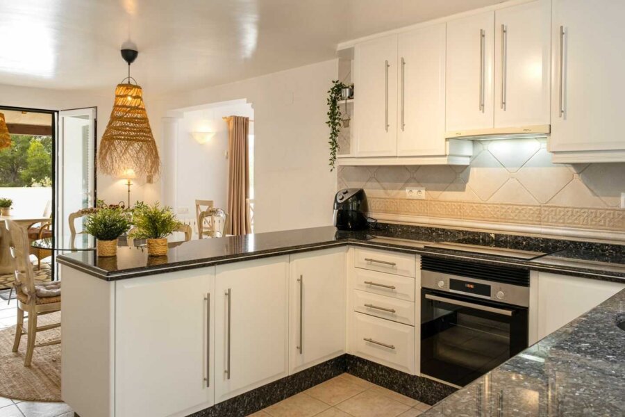 Villa de vacances Naranja a une cuisine lumineuse ouverte avec inventaire complet
