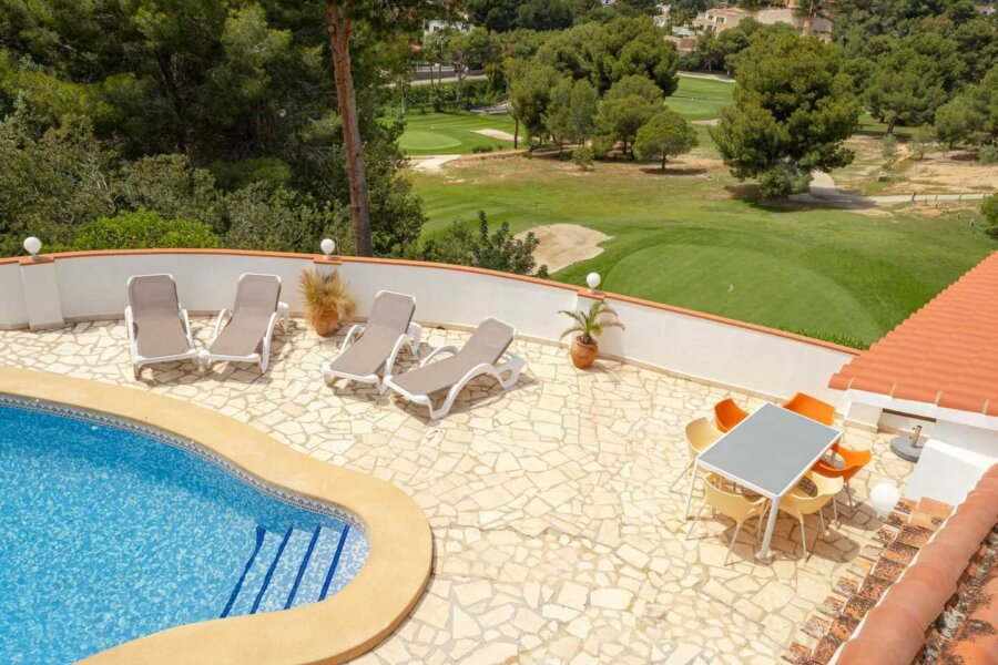 Piscine privée à la villa de vacances avec grande terrasse tout autour