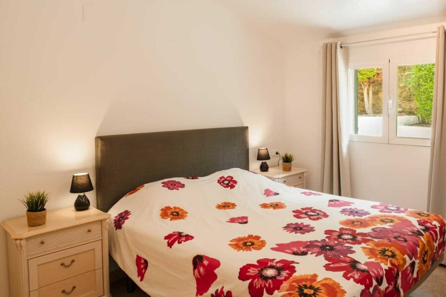 Deuxième chambre de la Casa Naranja à Moraira avec un lit de 160 x 200cm