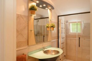 Salle de bain de la Casa Naranja à Moraira avec douche, lavabo et toilettes