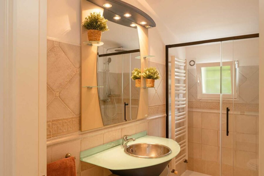 Salle de bain de la Casa Naranja à Moraira avec douche, lavabo et toilettes
