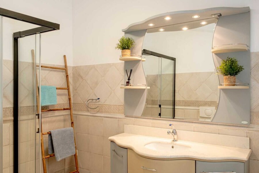 Salle de bain de la Casa Naranja à Moraira avec douche, lavabo et toilettes